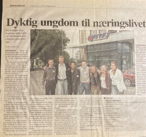 Bilde fra en avisartikkel med tittelen "Dyktig ungdom til Næringslivet". På bildet er det første kullet i Trainee Sør fra 2004.